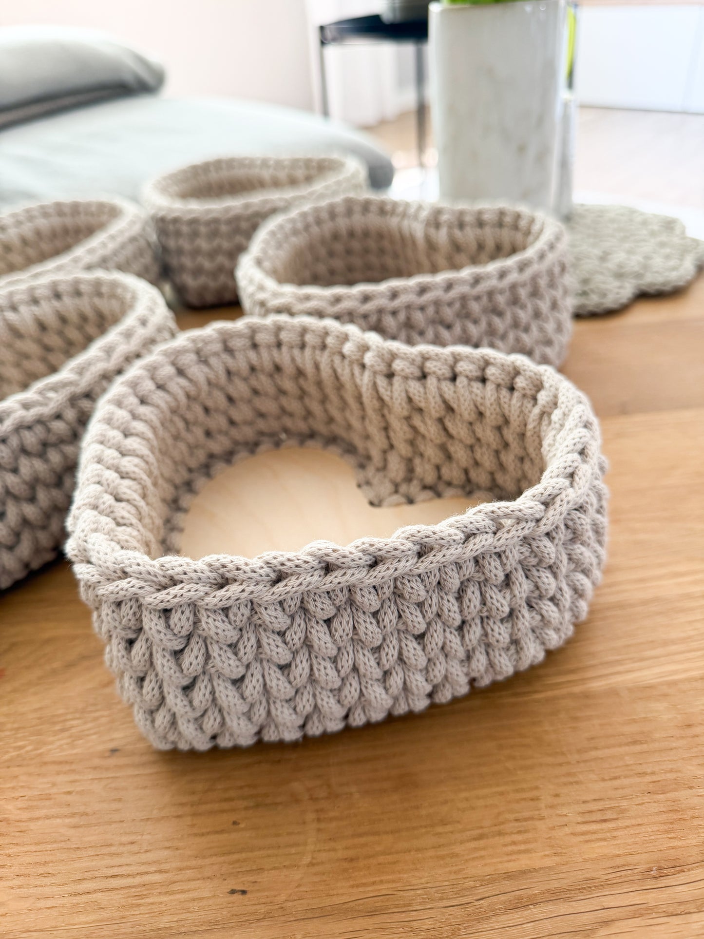 Häkelkorb in Herzform – Baumwollkorb mit Holzboden | Handgemacht