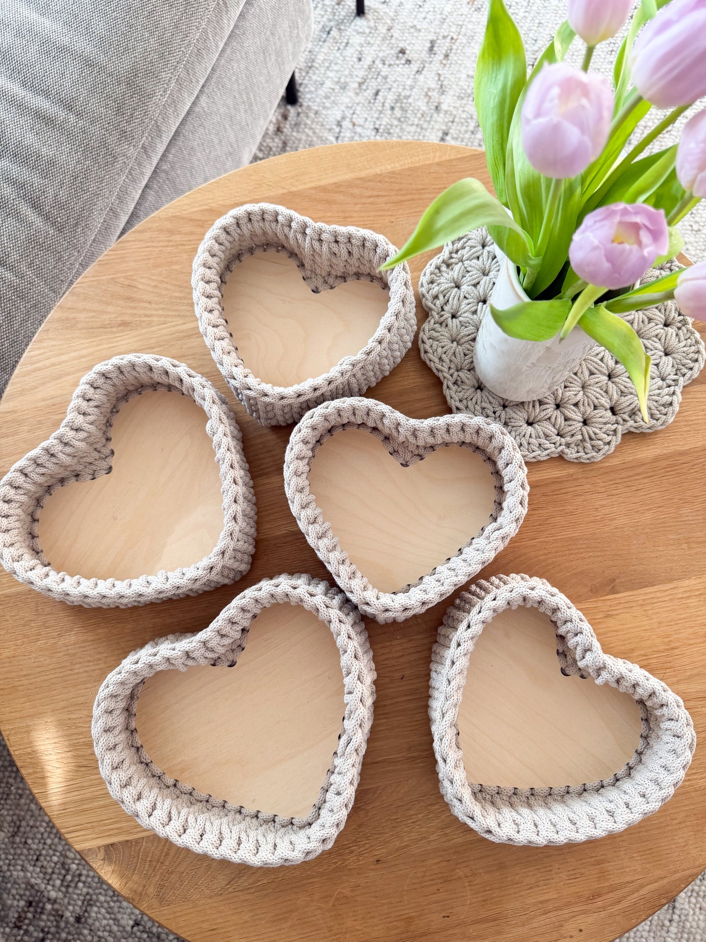 Häkelkorb in Herzform – Baumwollkorb mit Holzboden | Handgemacht