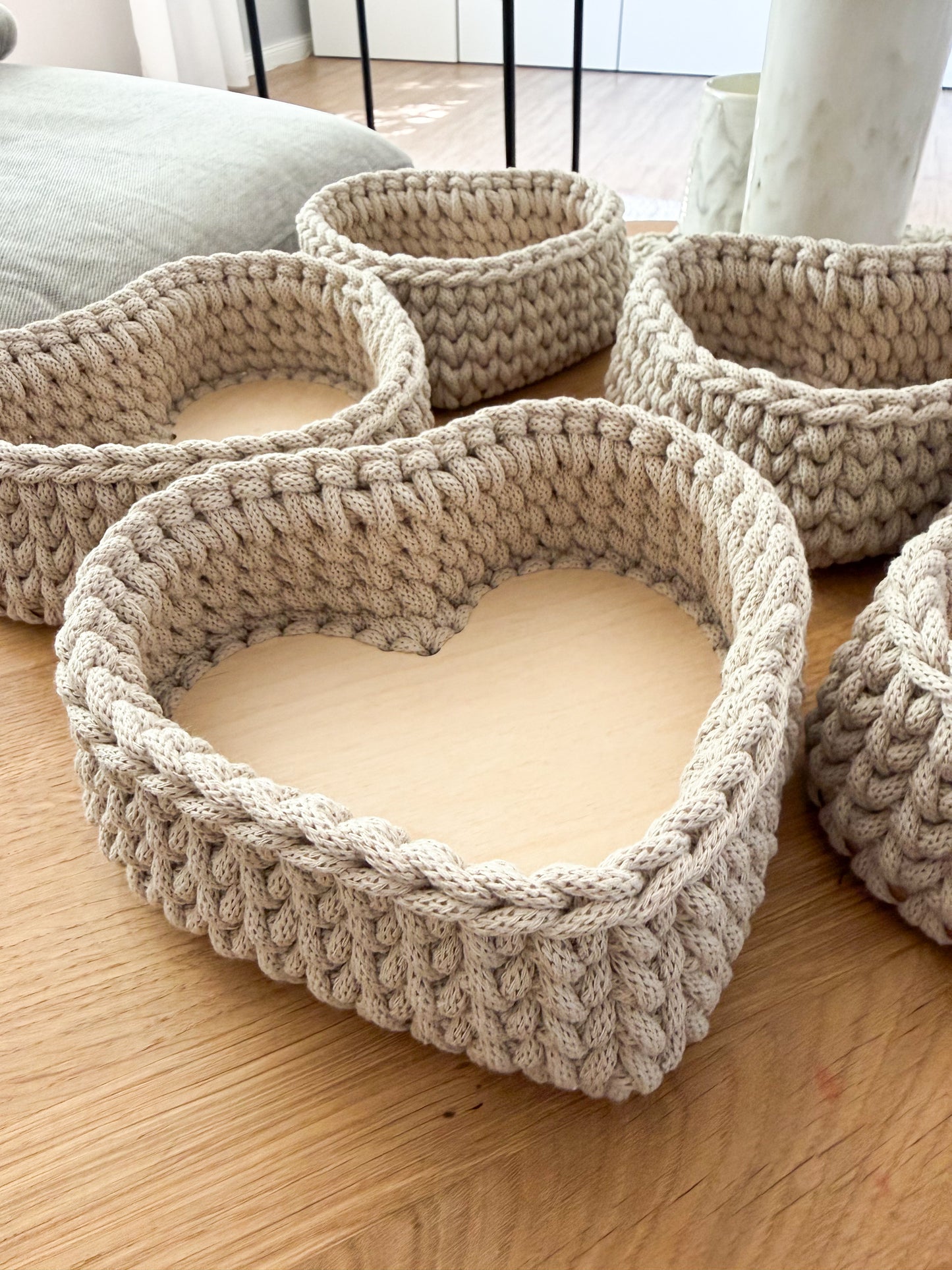 Häkelkorb in Herzform – Baumwollkorb mit Holzboden | Handgemacht