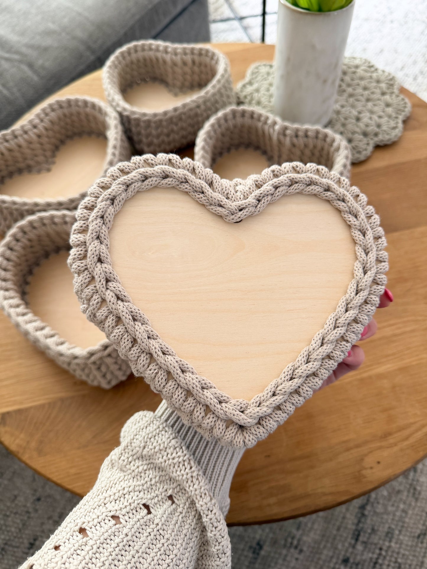 Häkelkorb in Herzform – Baumwollkorb mit Holzboden | Handgemacht
