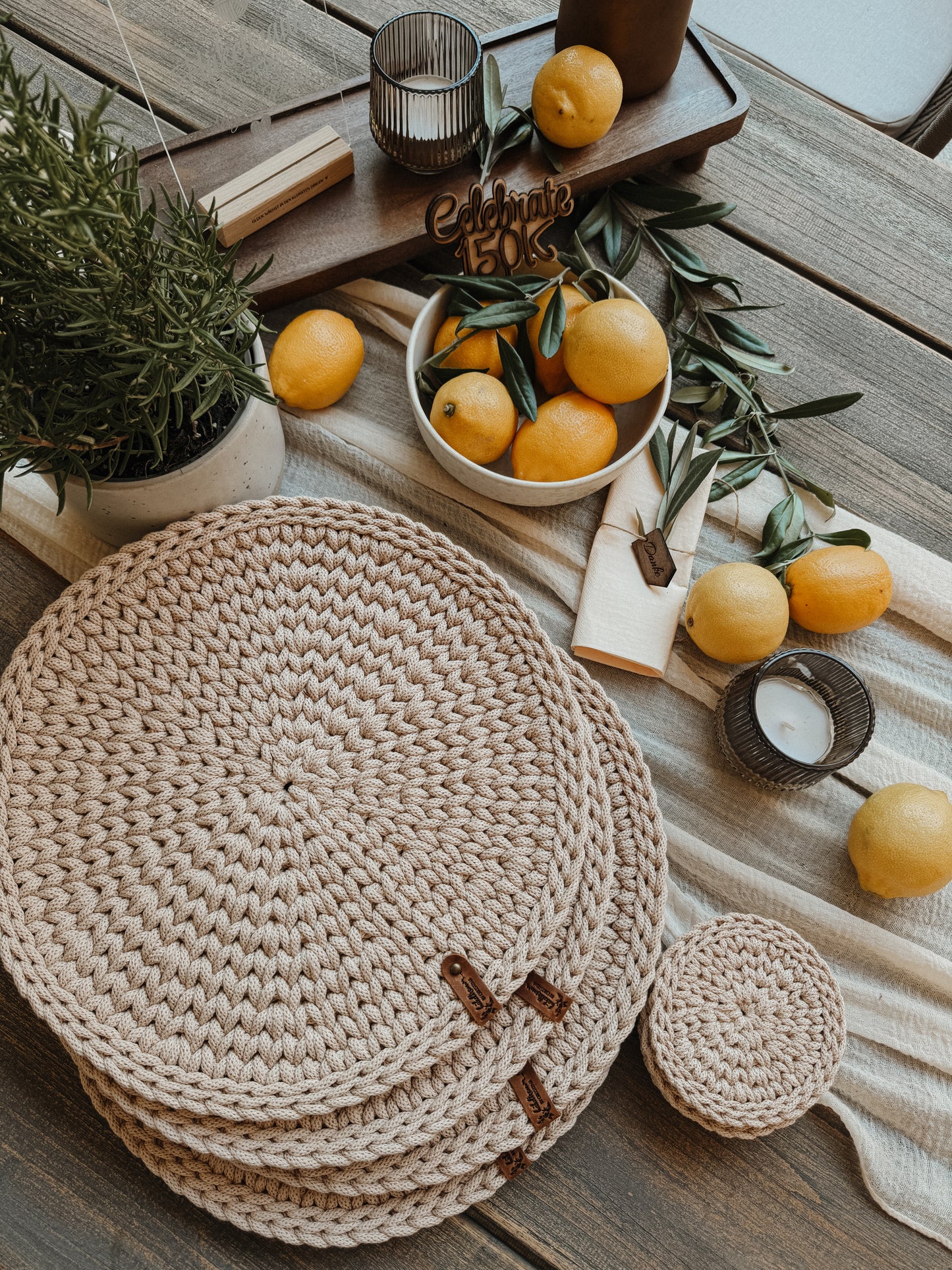 Geschenkset 4 Platzsets & 4 Untersetzer – Handgehäkelt in Warm Beige | Tischdeko