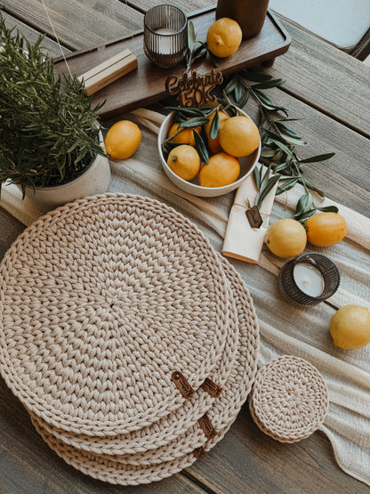 Geschenkset 4 Platzsets & 4 Untersetzer – Handgehäkelt in Warm Beige | Tischdeko