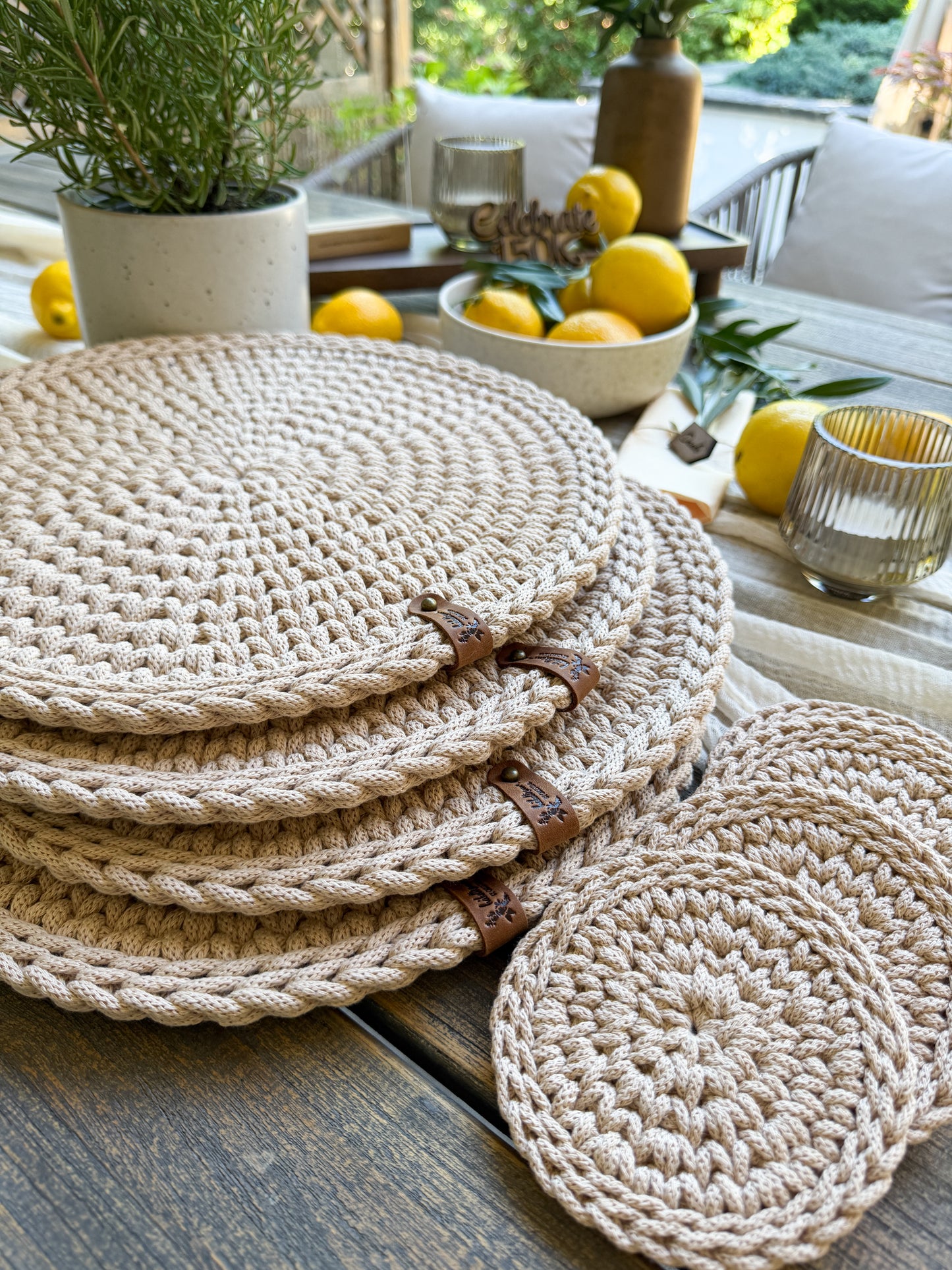 Geschenkset 4 Platzsets & 4 Untersetzer – Handgehäkelt in Warm Beige | Tischdeko