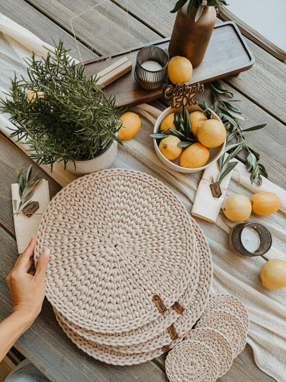 Geschenkset 4 Platzsets & 4 Untersetzer – Handgehäkelt in Warm Beige | Tischdeko