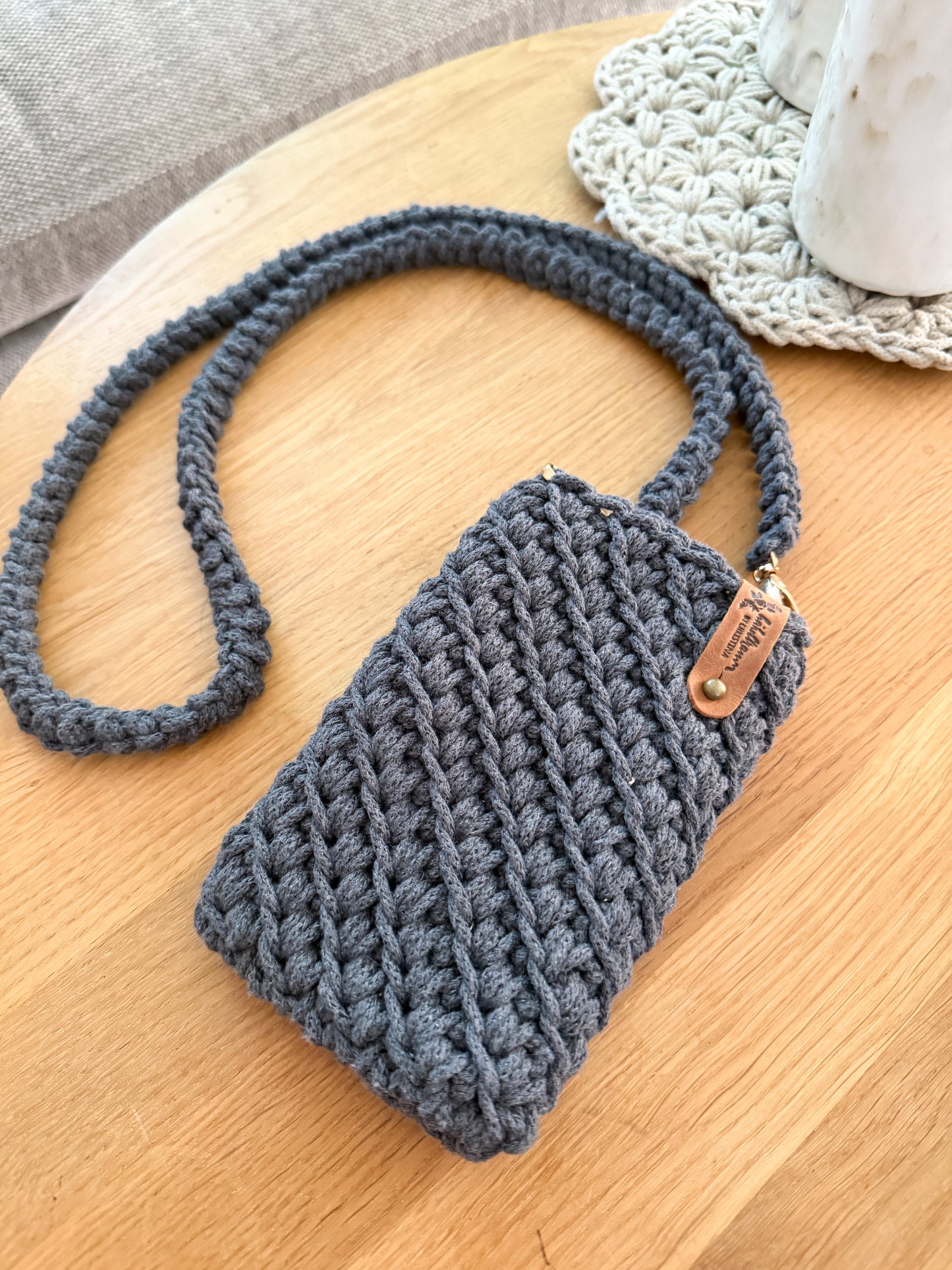 Handytasche gehäkelt in Charcoal – Mit Kordel & Karabinern | Handgemacht