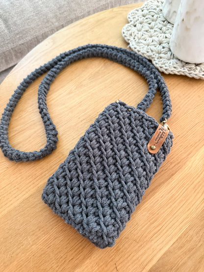 Handytasche gehäkelt in Charcoal – Mit Kordel & Karabinern | Handgemacht