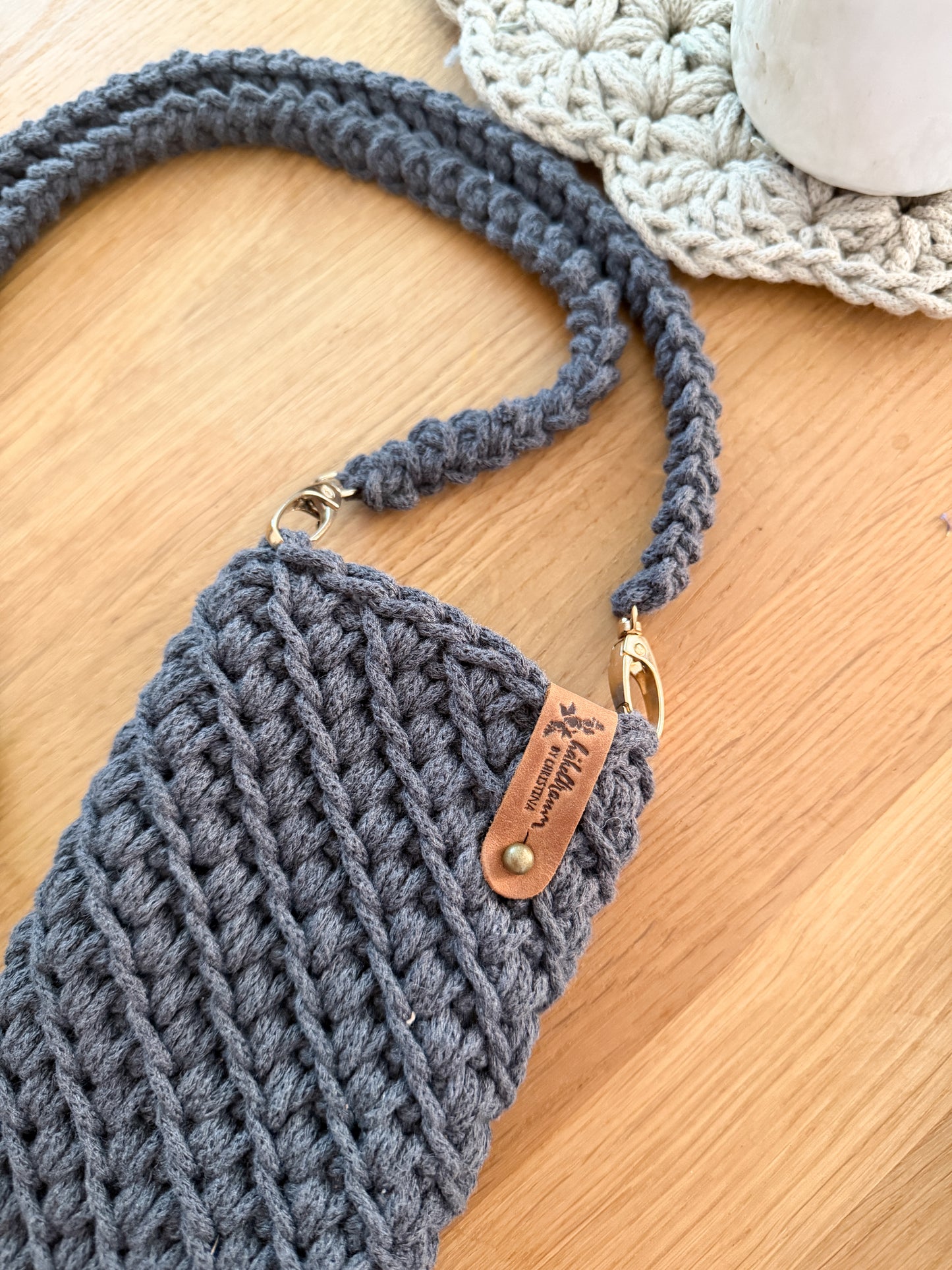 Handytasche gehäkelt in Charcoal – Mit Kordel & Karabinern | Handgemacht