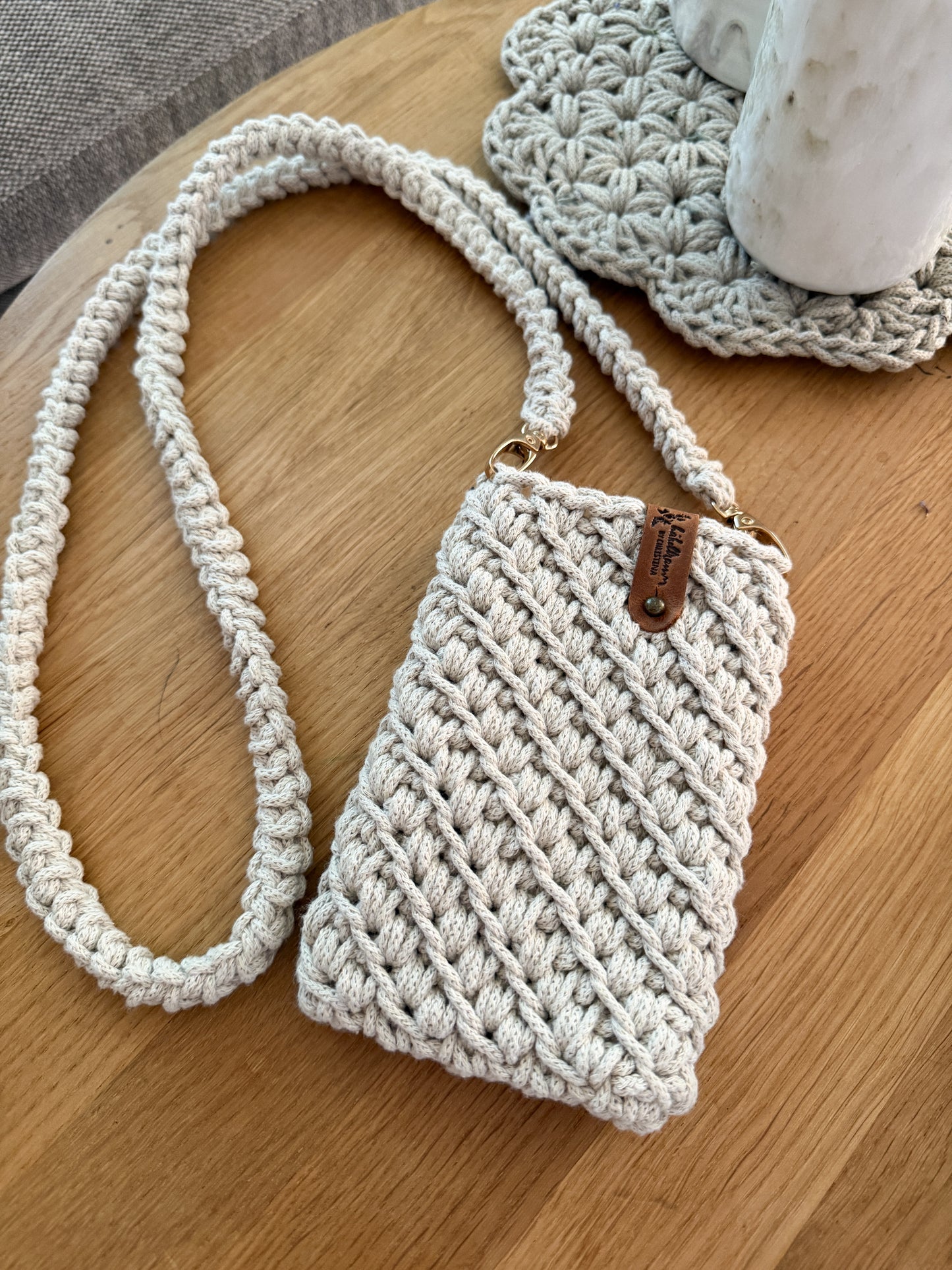 Handytasche gehäkelt in Cashmere beige – Mit Kordel & Karabinern | Handgemacht